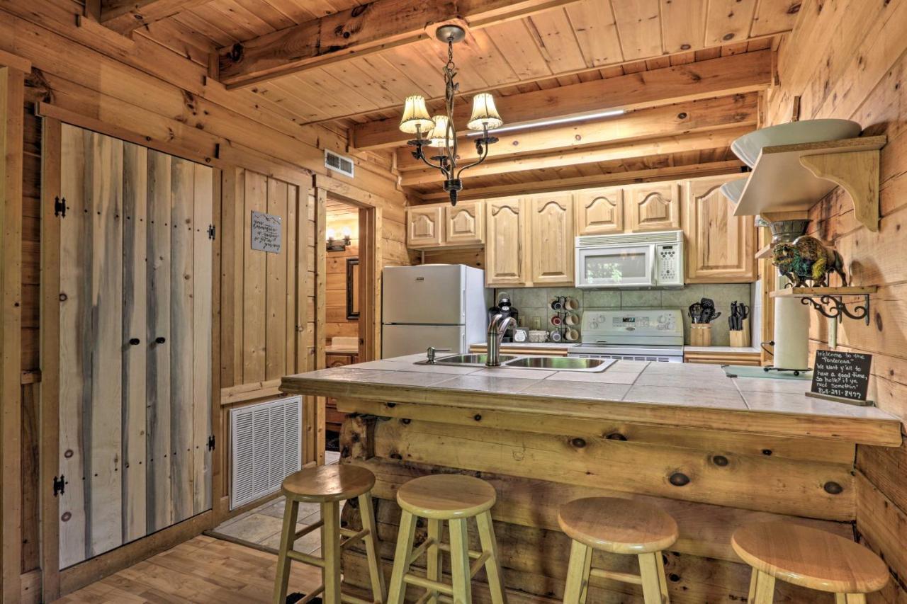 Cabin With Hot Tub And Deck, 3 Mi To Pigeon Forge Sevierville Extérieur photo